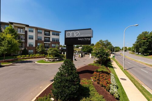 one metro center sign